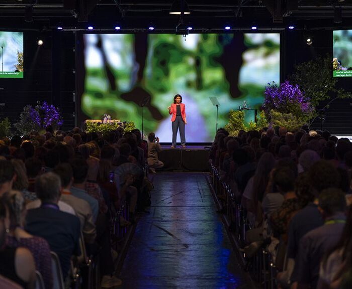 Spreker op podium tijdens conferentie