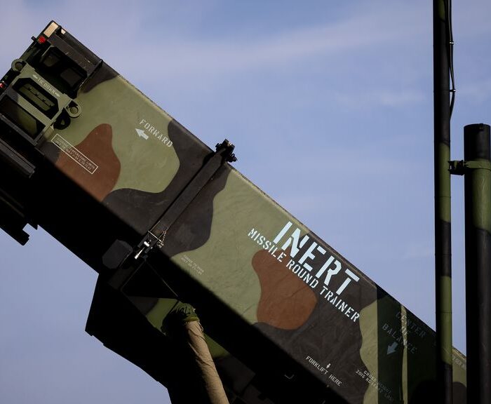 Inerte rakettentrainer gericht naar de blauwe hemel.
