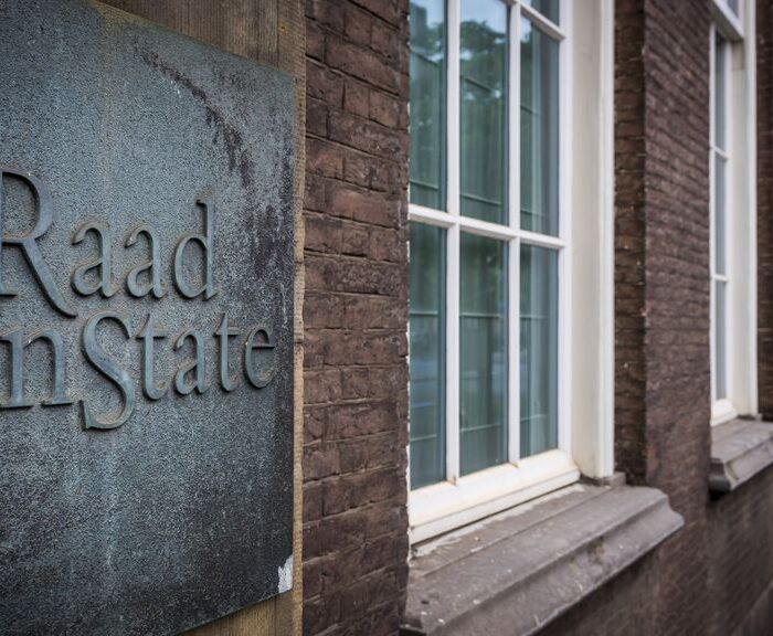 Bord Raad van State op bakstenen gebouw
