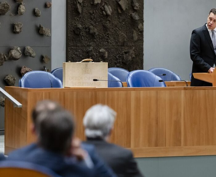 Man spreekt in Nederlandse parlementaire zaal