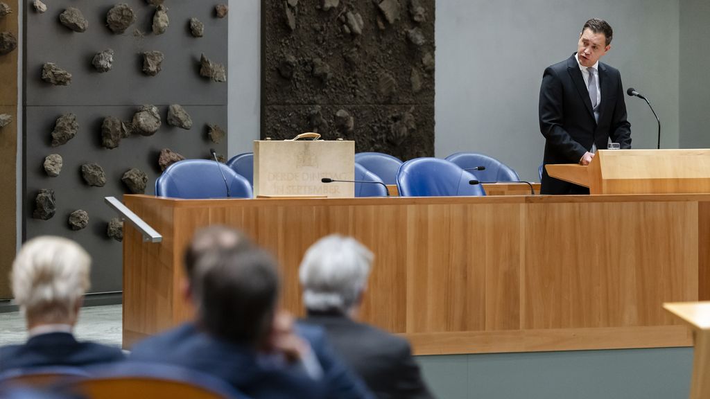 Man spreekt in Nederlandse parlementaire zaal