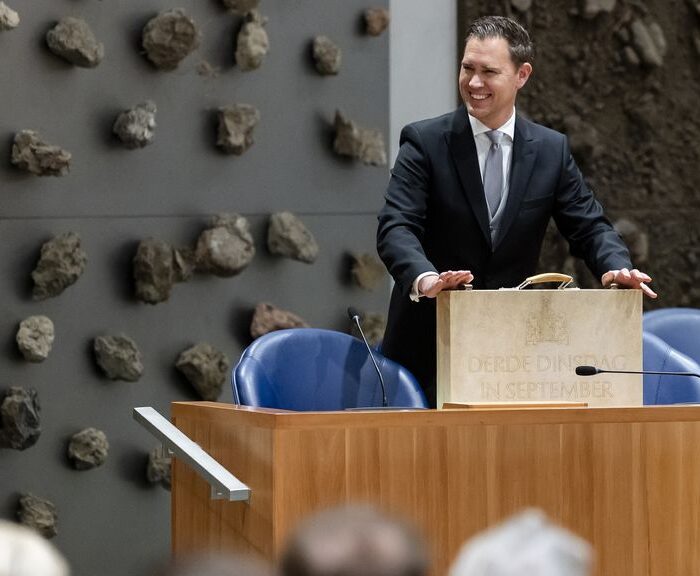 Spreker bij katheder in parlement.