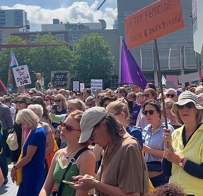 Mensen protesteren tegen femicide op druk plein.