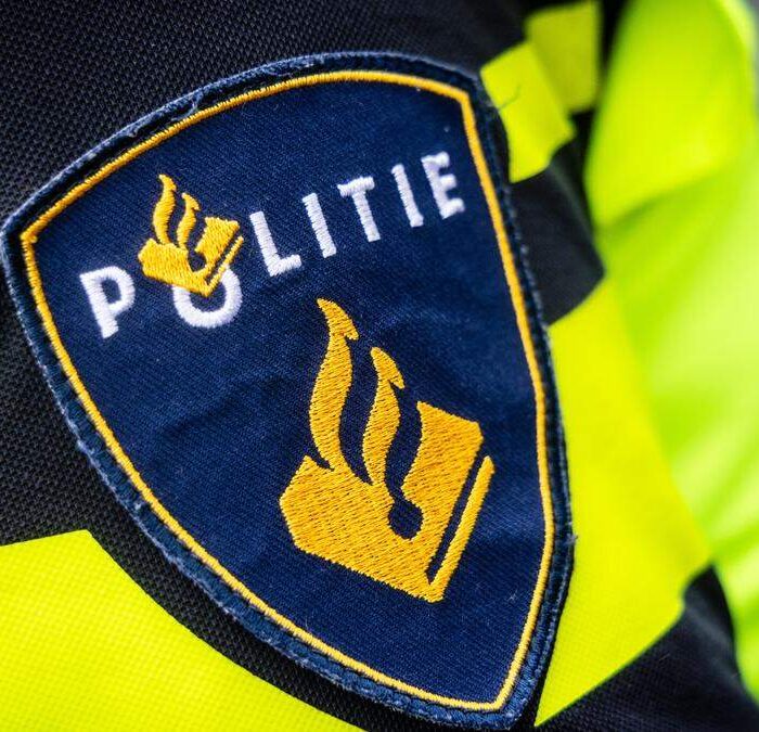 Politie-embleem op geel uniformjasje