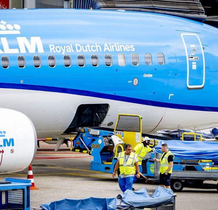 KLM vliegtuig op Schiphol met personeel en bagage.