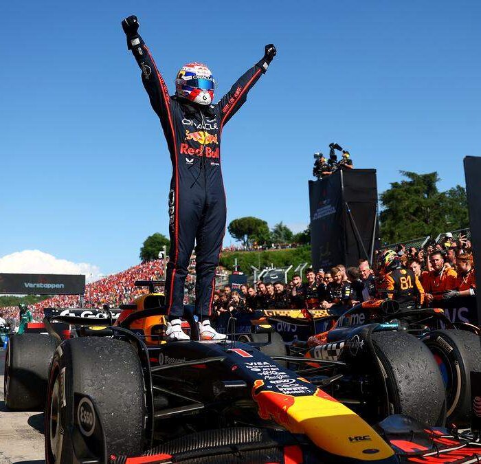 Formule 1 coureur viert overwinning op racecircuit.