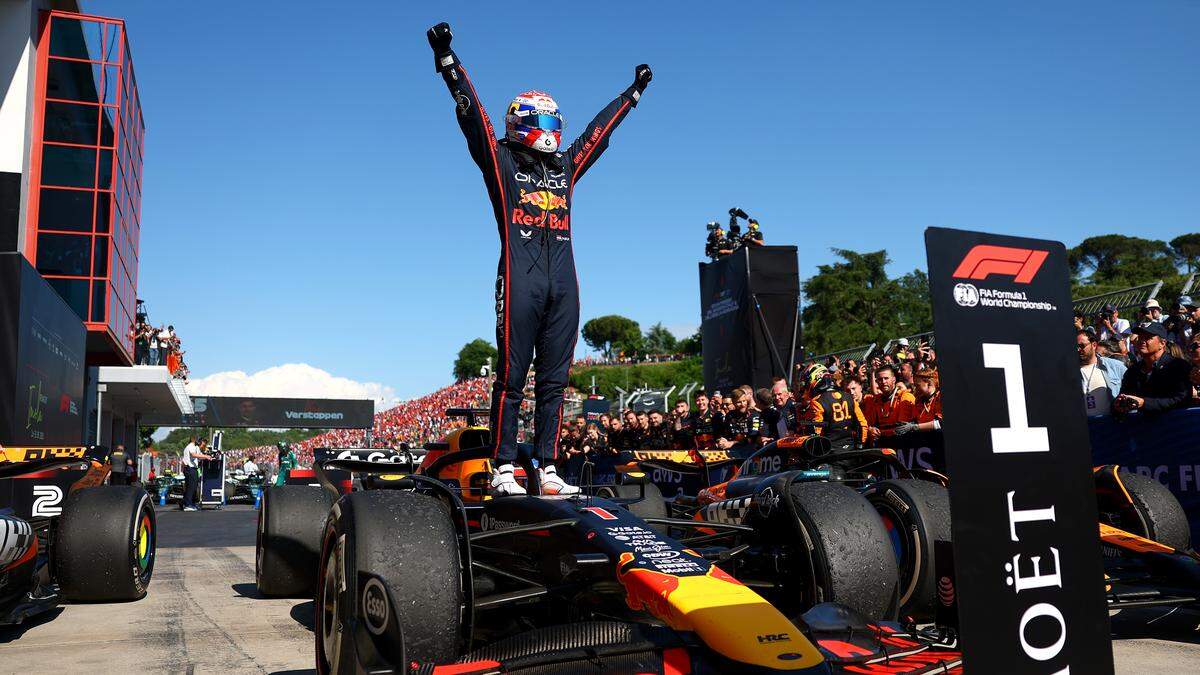 Formule 1 coureur viert overwinning op racecircuit.