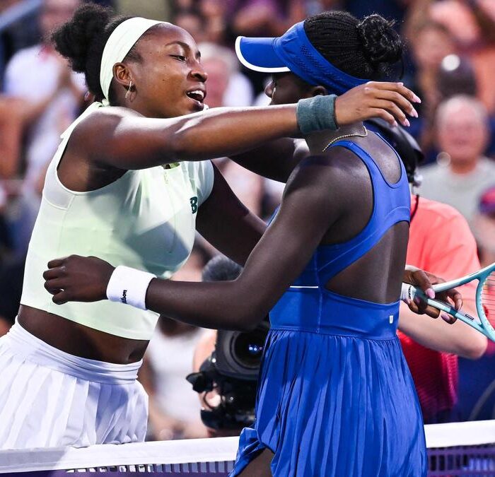 Tennissers omhelzen elkaar na de wedstrijd